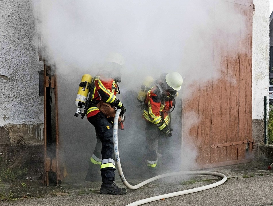 In dichtem Rauch: Zwei Atemschutztrge... ben an einer Puppe die Reanimation.   | Foto: Gabriele Zahn