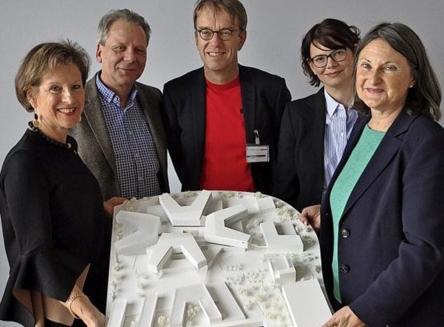 Marion Dammann, Thorsten Stolpe, Armin...er (v. l.) mit einem Modell des Campus  | Foto: Daniel Gramespacher