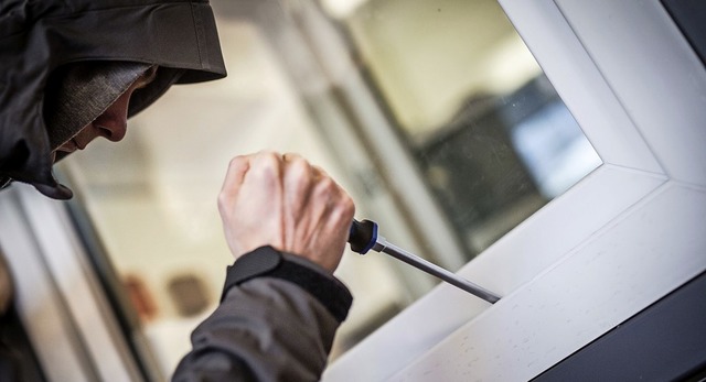 Ein Mann demonstriert in der polizeili...lossenes Fenster von auen zu ffnen.   | Foto:  Frank Rumpenhorst