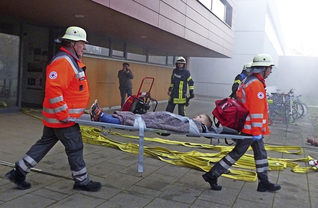 Schnell waren die Vermissten gerettet und an die Helfer des DRK bergeben.  | Foto: Claudia Bachmann-Goronzy