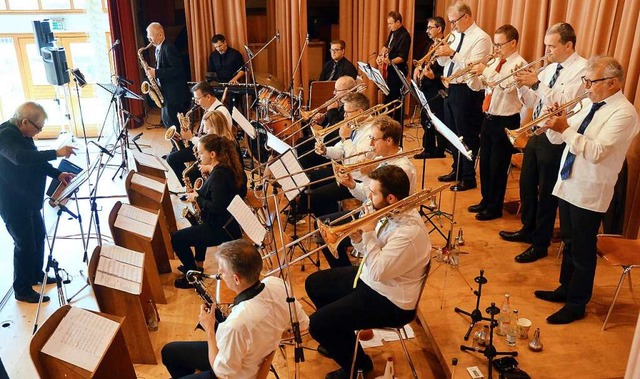 Bigbandsound in bewhrter Manier prsentierte Ossy Fahrner mit seinem Orchester.  | Foto: BZ