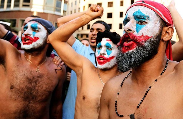 Geschminkte Demonstranten rufen Slogan...nd eines Protestes in Beirut, Libanon.  | Foto: Hassan Ammar (dpa)