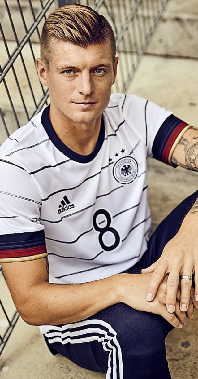 Toni Kroos im neuen DFB-Trikot  | Foto: - (dpa)