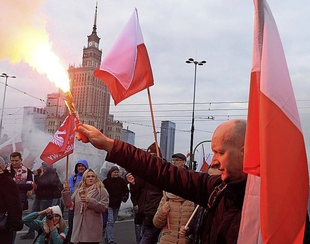 Demo mit Pyrotechnik am Montag in Warschau  | Foto: Czarek Sokolowski (dpa)