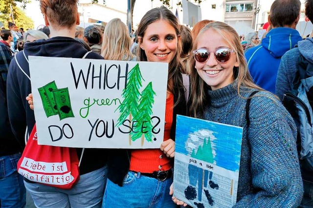 Schlerinnen streiken bei einer Fridays for Future-Demo in Freiburg.  | Foto: Manuela Mller