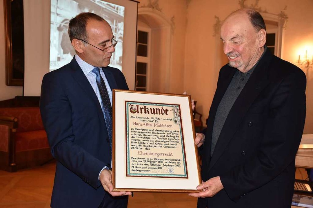 Brgermeister Rudolf Schuler (links) ...Ehrenurkunde  an  Hans-Otto Mhleisen.  | Foto: Thomas Biniossek