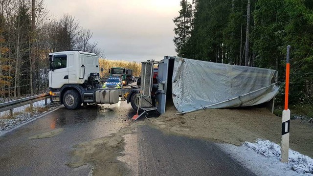 Zugmaschine und der umgekippte Anhnge...ieren die B 317 in Feldberg-Brental.   | Foto: Kamera24