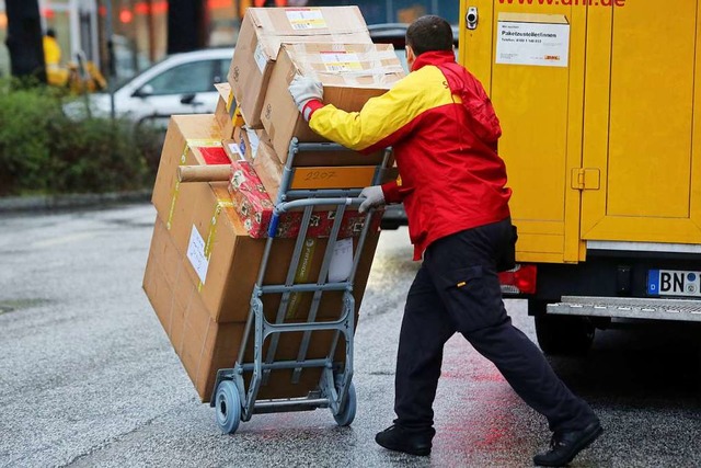 10.000 zustzliche Mitarbeiter helfen ...eutschen Post beim Weihnachtsgeschft.  | Foto: Malte Christians (dpa)