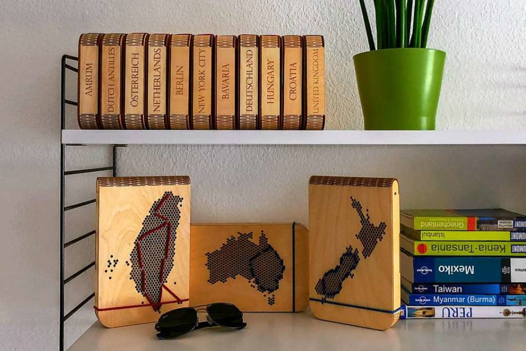 Die Boxen für Reisemitbringsel passen perfekt ins Bücherregal.  | Foto: Frederic Geiger