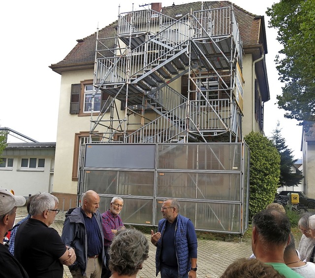 Ortstermin an der Schule: Die seit ach...gen Ortschaftsrten ein Dorn im Auge.   | Foto: Georg Vo