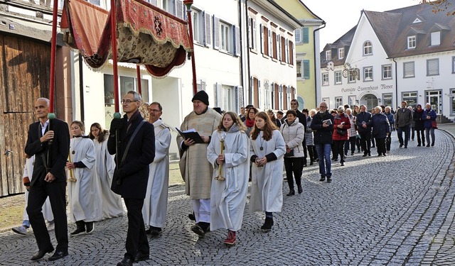 Gemeinsam zogen die Gottesdienstteilne... Patrozinium am Sonntag durch Riegel.   | Foto: Helmut Hassler