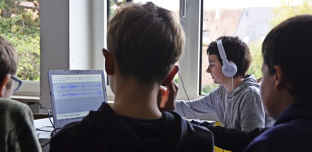 Radioprojekt am Gymnasium Kenzingen: S...hler bereiten einen Radiobeitrag vor.  | Foto: Felix Lieschke