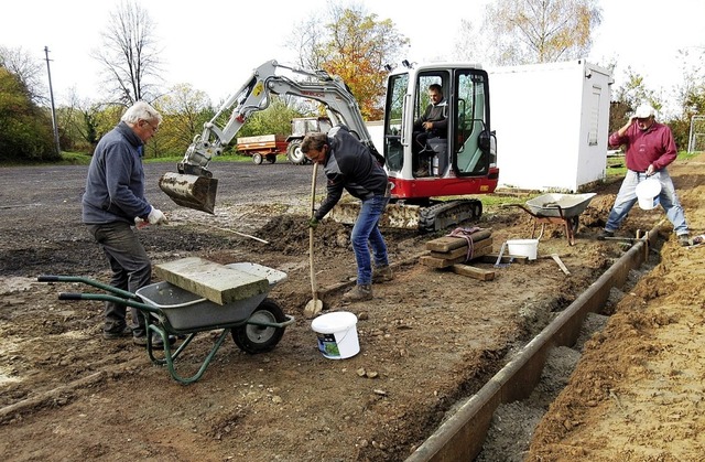 Die Culinarier beim Setzen der neuen R...r die knftige Sportplatz-Begrenzung.  | Foto: Reiner Merz