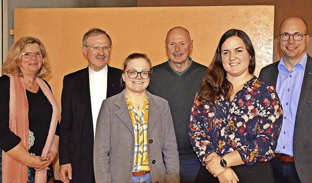 Drei neue Mitarbeiter stellt Marga Kon...gsrat (rechts) und Pfarrer Erich Loks.  | Foto: suedkurier