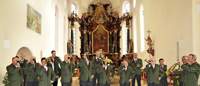 Die Jagdhornblsergruppe Hochschwarzwa...er Lffinger Stadtkirche St. Michael.   | Foto: Ottmar Heiler