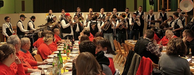 Die Ischteiner Gugge sorgte bei der Fa...g der Drbel fr fetzige Unterhaltung.  | Foto: Reinhard Cremer