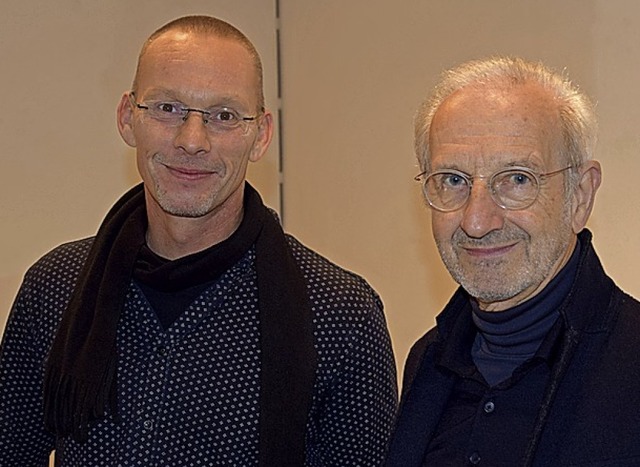 Der Freiburger Bildhauer Ralf Weber (links) und Rainer Mertens vom Kunstforum  | Foto: Volker Rothfu