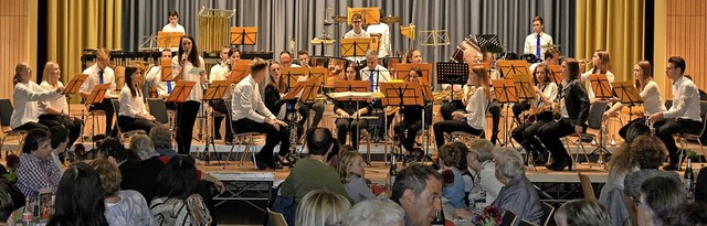 Das Jugendorchester des Musikvereins Binzen beim Auftritt in der Gemeindehalle.   | Foto: Joachim G. Pinkawa