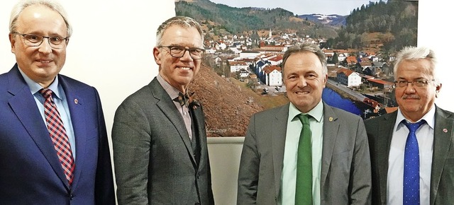 Im Zeller Rathaus empfing Brgermeiste...ssprecher Thomas Kaiser (von links ).   | Foto: Hege