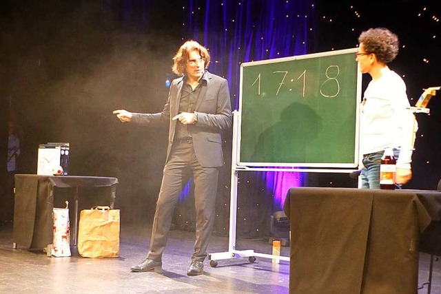 Zum Zaubern holte Thomas Helling auch Zuschauer auf die Bhne.  | Foto: Claudia Bachmann-Goronzy