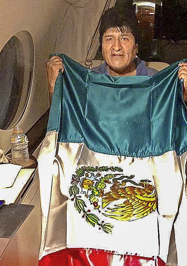 Boliviens Ex-Prsident mit mexikanischer Fahne im Flugzeug  | Foto: HO (AFP)