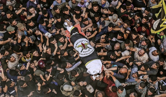 Trauernde tragen am Dienstag den Leich...ihad im Gazastreifen, zur Beerdigung.   | Foto: Mohammed Talatene (dpa)