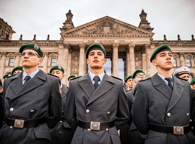 Rekruten am Dienstag vor dem Berliner Reichstag  | Foto: Michael Kappeler (dpa)