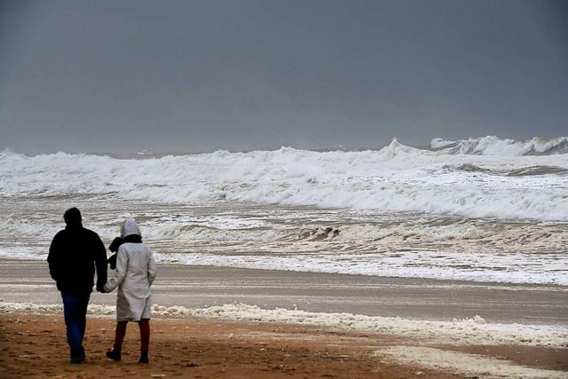 Am Strand des Badeorts Lacanau haben S...ger mehrere Tten mit Kokain entdeckt.  | Foto: MEHDI FEDOUACH (AFP)
