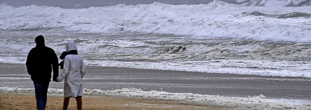Am Strand des Badeorts Lacanau haben S...ger mehrere Tten mit Kokain entdeckt.  | Foto: MEHDI FEDOUACH (AFP)