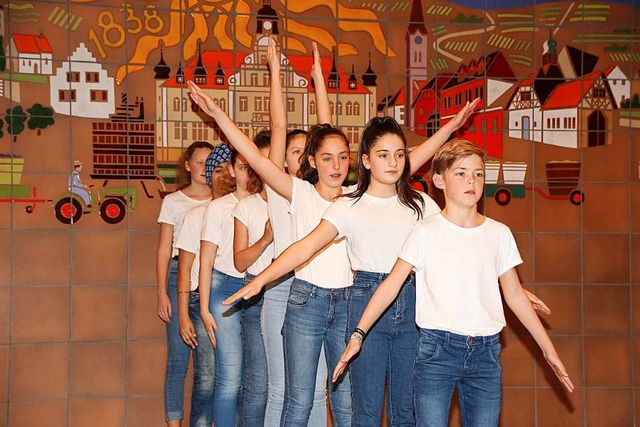 Pantomime zur Industriealisierung: Die Theater AG der Btzinger Schule  | Foto: Mario Schneberg