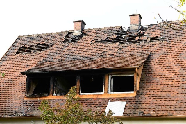 Das Dachgeschoss des Hauses in Freiburg-Haid brannte vllig aus.  | Foto: Ingo Schneider