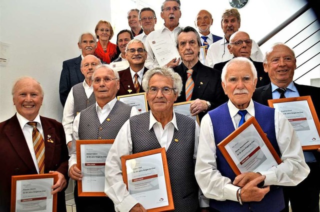 Mit Ehrenzeichen und Urkunde wurden la...60 Jahre aktives Singen ausgezeichnet.  | Foto: Uto R. Bonde