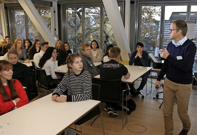 Moderator Thomas Kuhn erklrt den Sch... wie der Berufsnavigator funktioniert.  | Foto: Kanele, Susanne