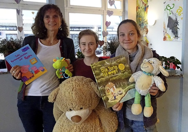 Wer auf kleine Kinder aufpassen mchte...Ott,  Lara Behlke und Amelie Wurdig.    | Foto: Meral Arslan