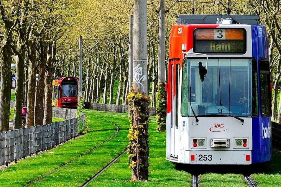 Das Opfer konnte sich in eine Tram der Linie 5 retten (Archivbild).  | Foto: Thomas Kunz