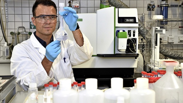 Marcel Walter analysiert im Labor Bodenproben.   | Foto: Thomas Kunz