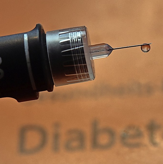 Ein Tropfen Insulin an der Nadel  | Foto: Matthias Hiekel (dpa)