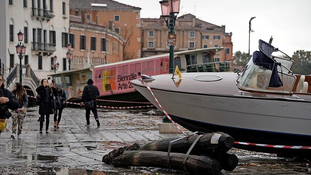 Boote wurden vom Hochwasser aus ihren Vertuungen gerissen und an Land gesplt.   | Foto: Andrea Merola (dpa)