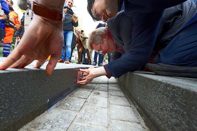 OB Martin Horn (rechts) und Brgermeis...sten Spenderplaketten in einem Bchle.  | Foto: Ingo Schneider