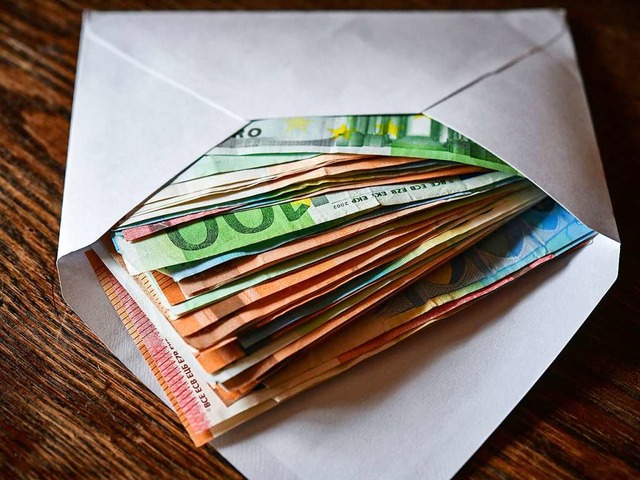 Ein Umschlag mit Geld liegt auf einem Tisch.  | Foto: Patrick Pleul