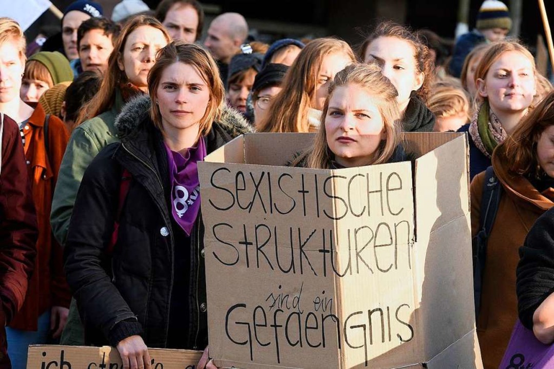 Frauenstreik am 8. März 2019 in Freibu...violettem Tuch) hat ihn mitorganisiert  | Foto: Thomas Kunz