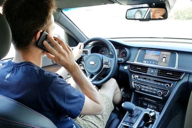 Polizei erwischt in Lrrach 9 Autofahrer mit dem Handy am Steuer