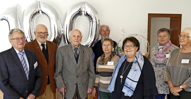 Max Schreiber (3.v.l.) feierte seinen ... Gabi Schindler (3.v.r.) gratulierte.   | Foto: Sylvia Sredniawa