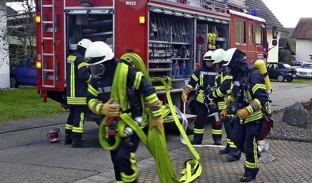 Die Feuerwehr Rheinhausen bei ihrem bungstag.  | Foto: Feuerwehr