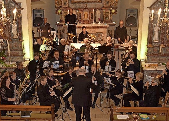 Der Musikverein bei seinem Auftritt in der Kirche  | Foto: Sabine Beck