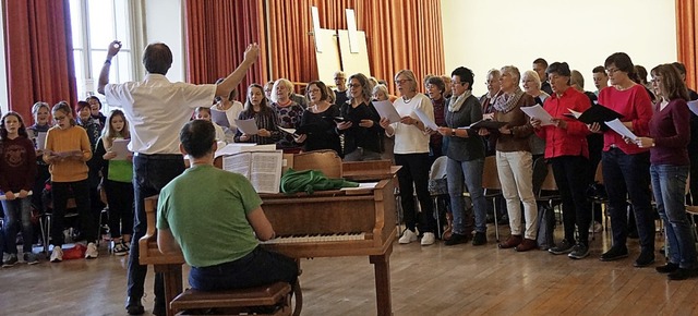 Der Kammerchor  probte mit 20 Gastsng...r Anton-Leo-Schule.                     | Foto: Regina Albicker