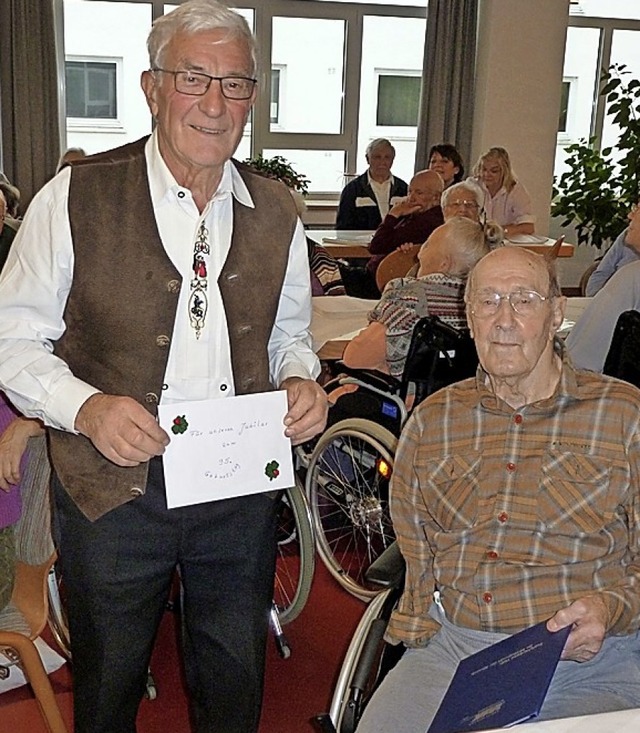 Erwin Hofmann (rechts) erhielt von Wal...die Groe goldene Ehrennadel des VdK.   | Foto: Eberhard Gross