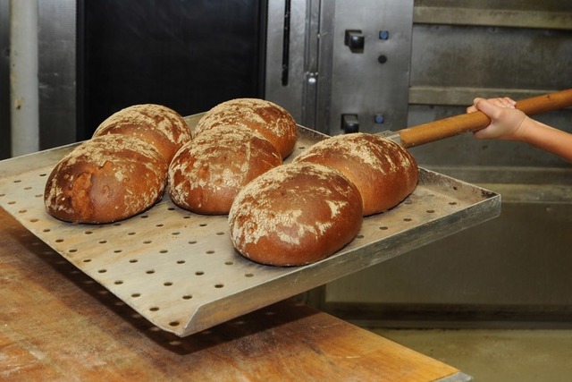 In der Bckerei Lienhart &#8211; hier ...r nach frischen Brot aus dem Backofen.  | Foto: Rita Eggsten