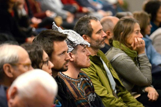 900 Menschen kamen am Mittwochabend in den Paulussaal. Manche trugen Aluhut.  | Foto: Ingo Schneider