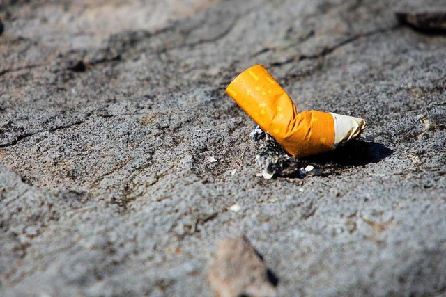 Zigarettenstummel sollen auf Schulhfe...en &#8211; auch nicht in Raucherecken.  | Foto: NikoEndres / stock.adobe.com